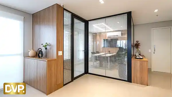 Divisória em Vidro com Persiana Embutida Tipo Industrial