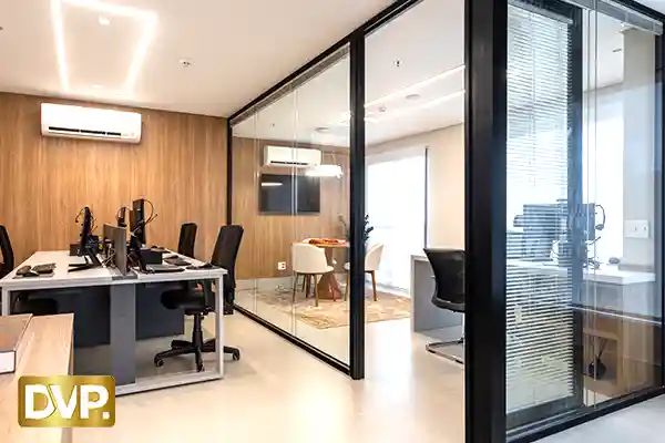 Divisória de Vidro com Persiana Embutida Industrial - Coworking