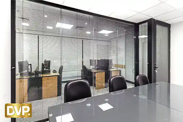 Divisória de Vidro com Persiana Embutida Industrial - Galpão