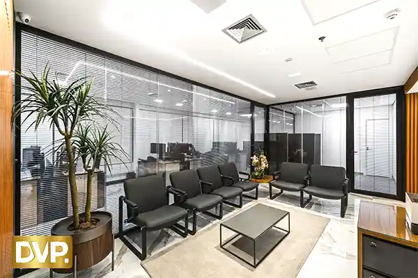 Divisória de Vidro com Persiana Embutida Industrial - Sala Comercial