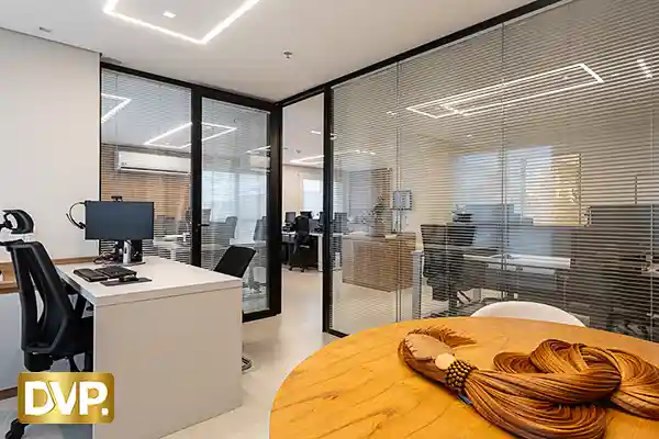 Divisória de Vidro com Persiana Embutida Industrial - Sala de Diretoria