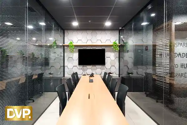 Divisória de Vidro com Persiana Embutida Industrial - Sala de Reunião